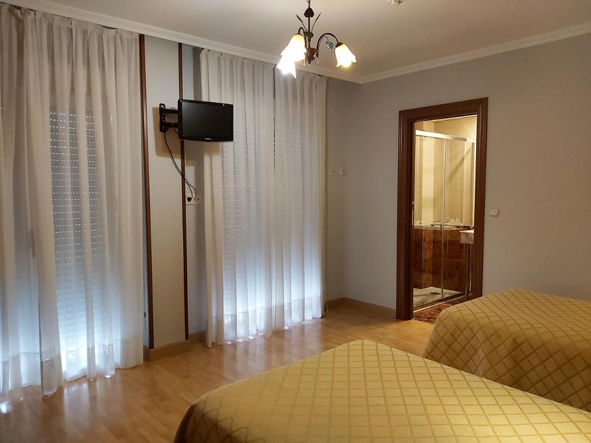 Hostal Virgen Del Villar Laguna de Duero Esterno foto