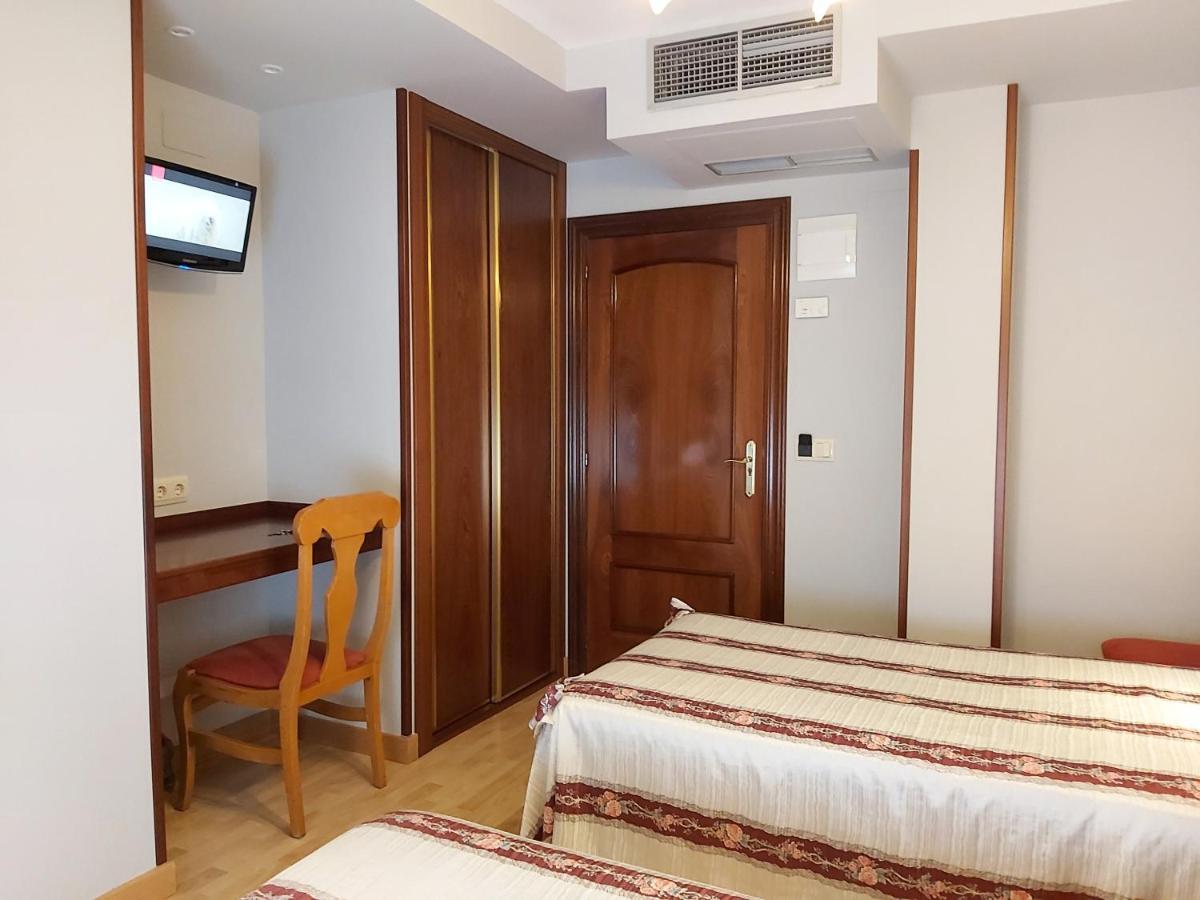 Hostal Virgen Del Villar Laguna de Duero Esterno foto