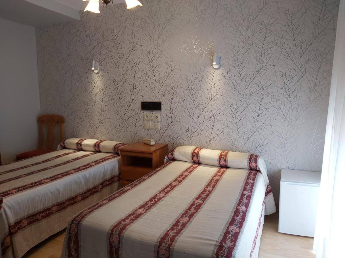 Hostal Virgen Del Villar Laguna de Duero Esterno foto