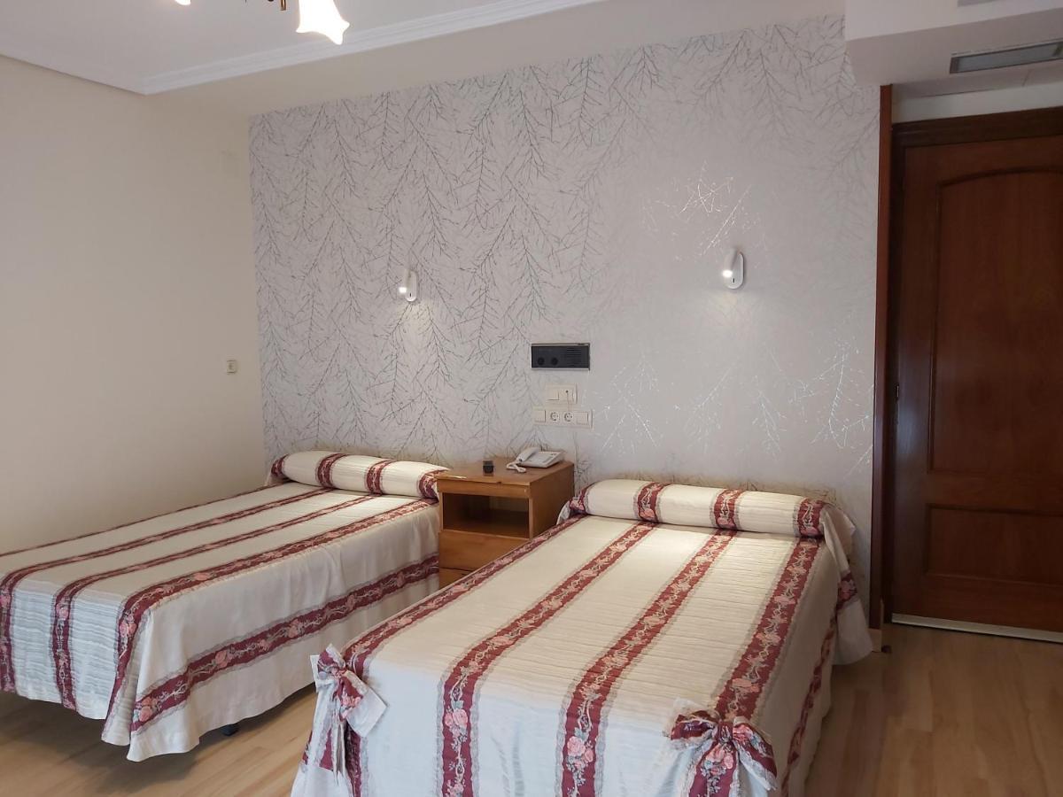 Hostal Virgen Del Villar Laguna de Duero Esterno foto